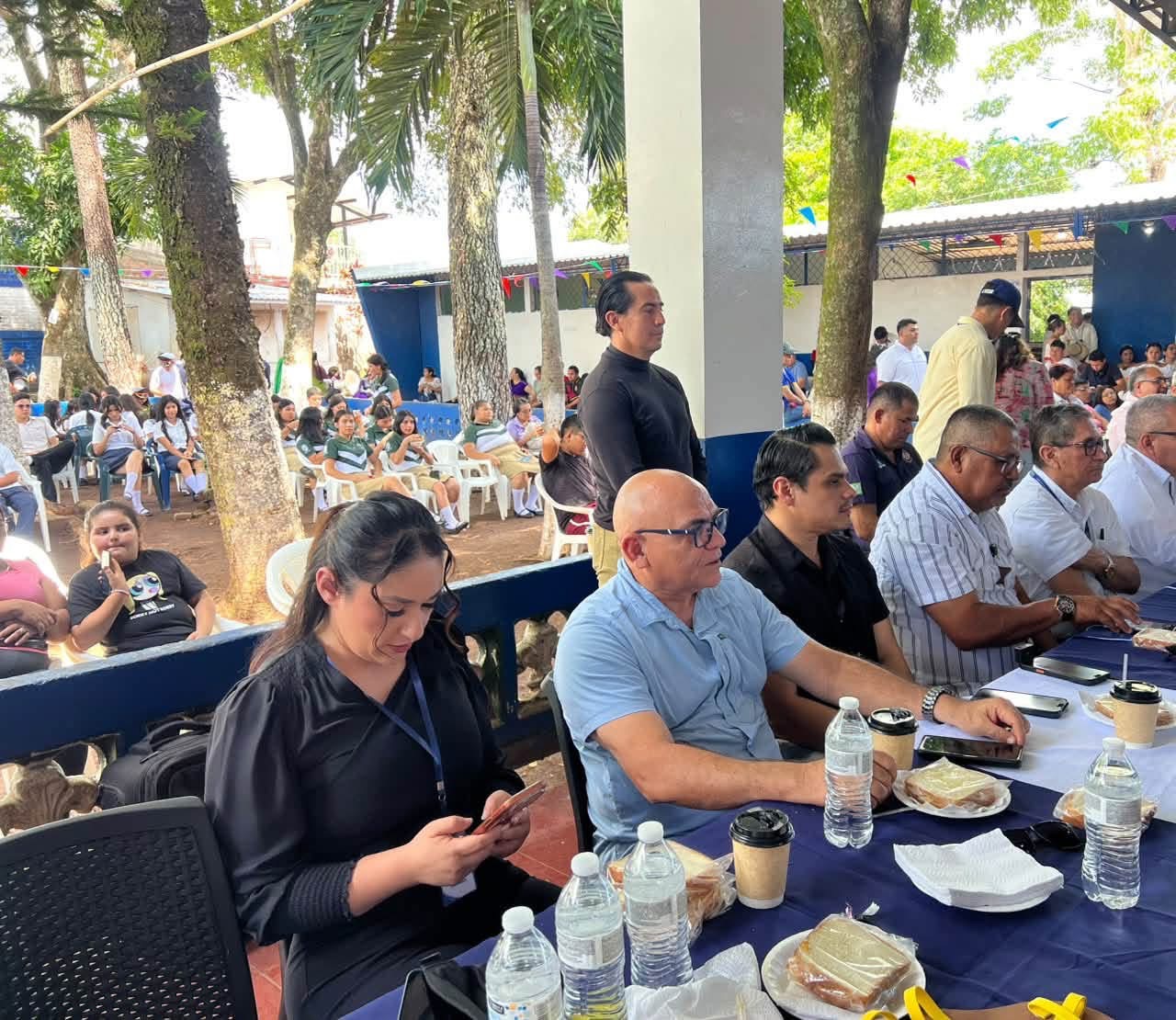 Caleb Navarro acompaña junto a miembros de la comunidad las actividades del Festival de Danza Folclórica en Ciudad Barrios.
