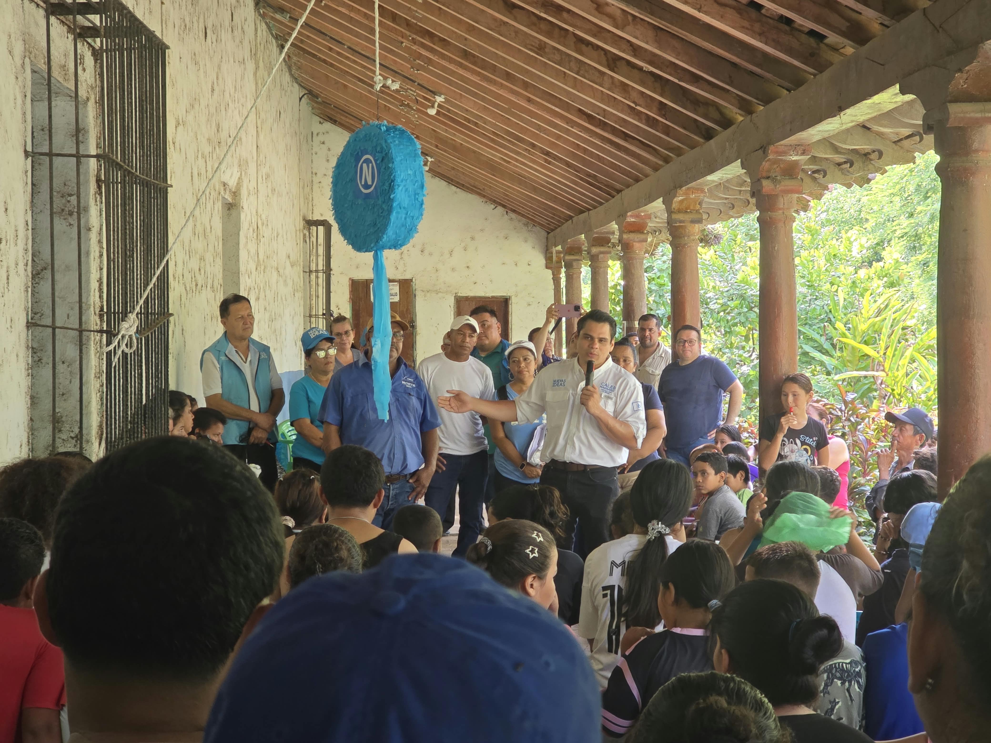 Caleb Navarro y Julio Cruz compartiendo con niños y familias del cantón Tamera, distrito de Chapeltique, San Miguel Norte, durante la celebración del Día del Niño.