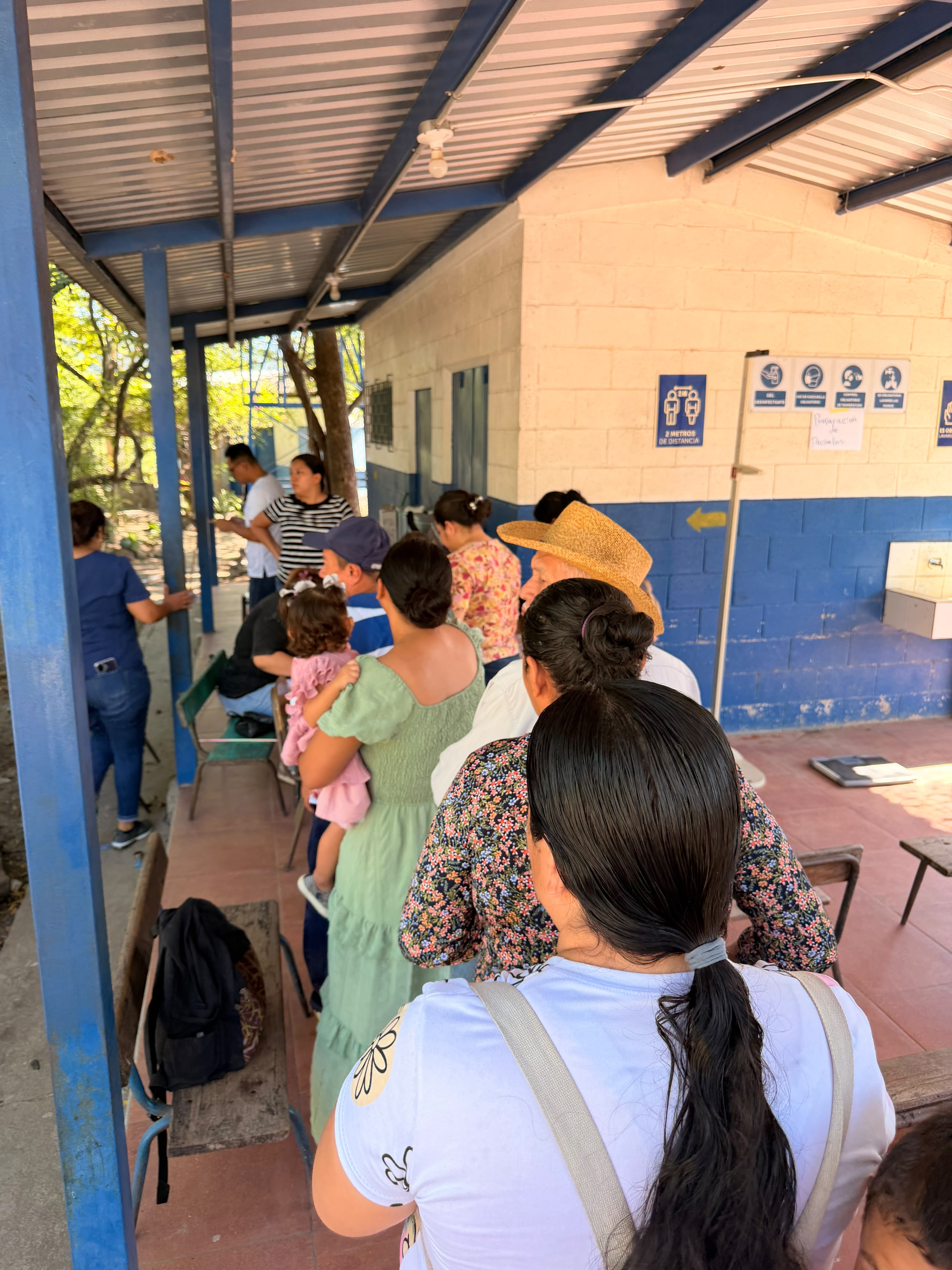 Caleb Navarro durante brigada médica para familias de San Miguel Norte con atención en distintas especialidades de salud.