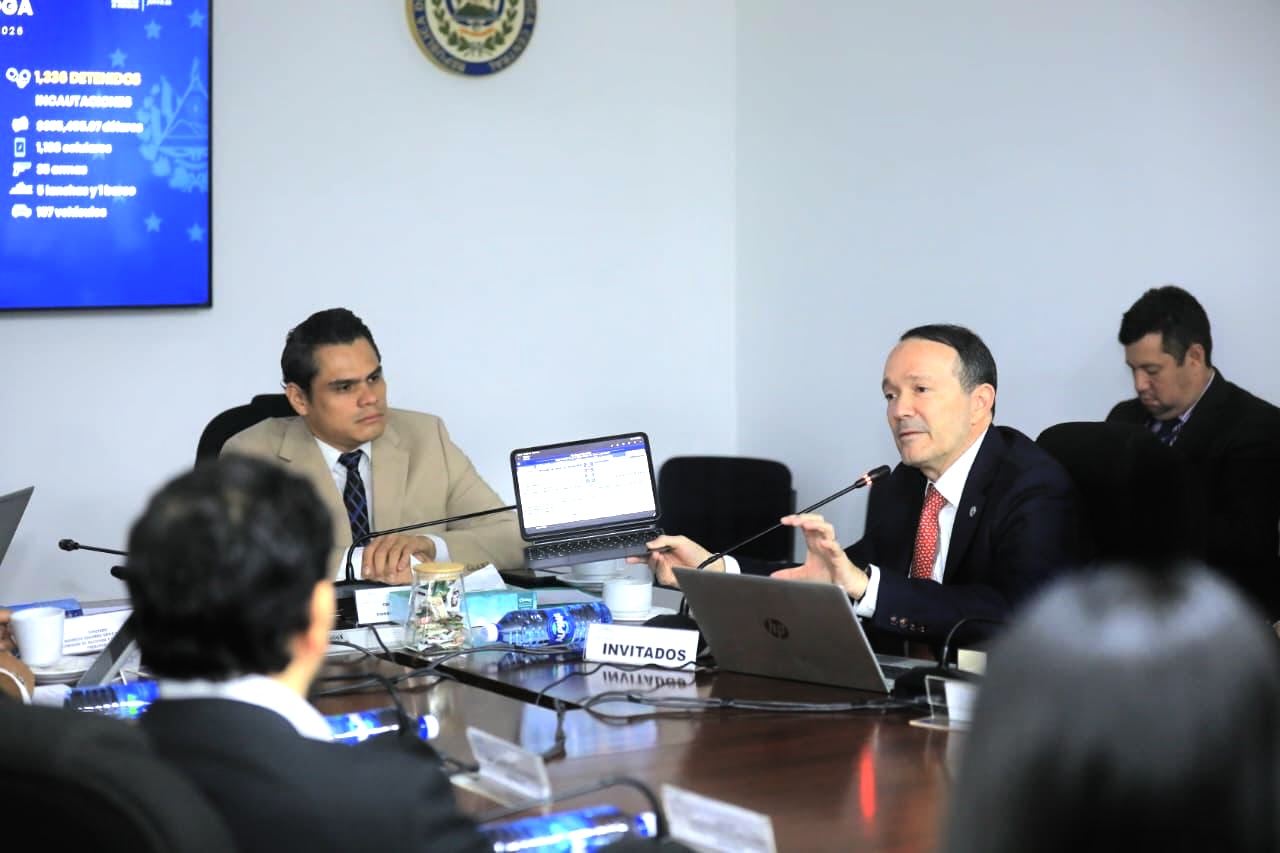 Diputado Caleb Navarro participa en el estudio de iniciativas de amnistía fiscal, fronteras y presupuesto de seguridad en la Comisión de Hacienda.