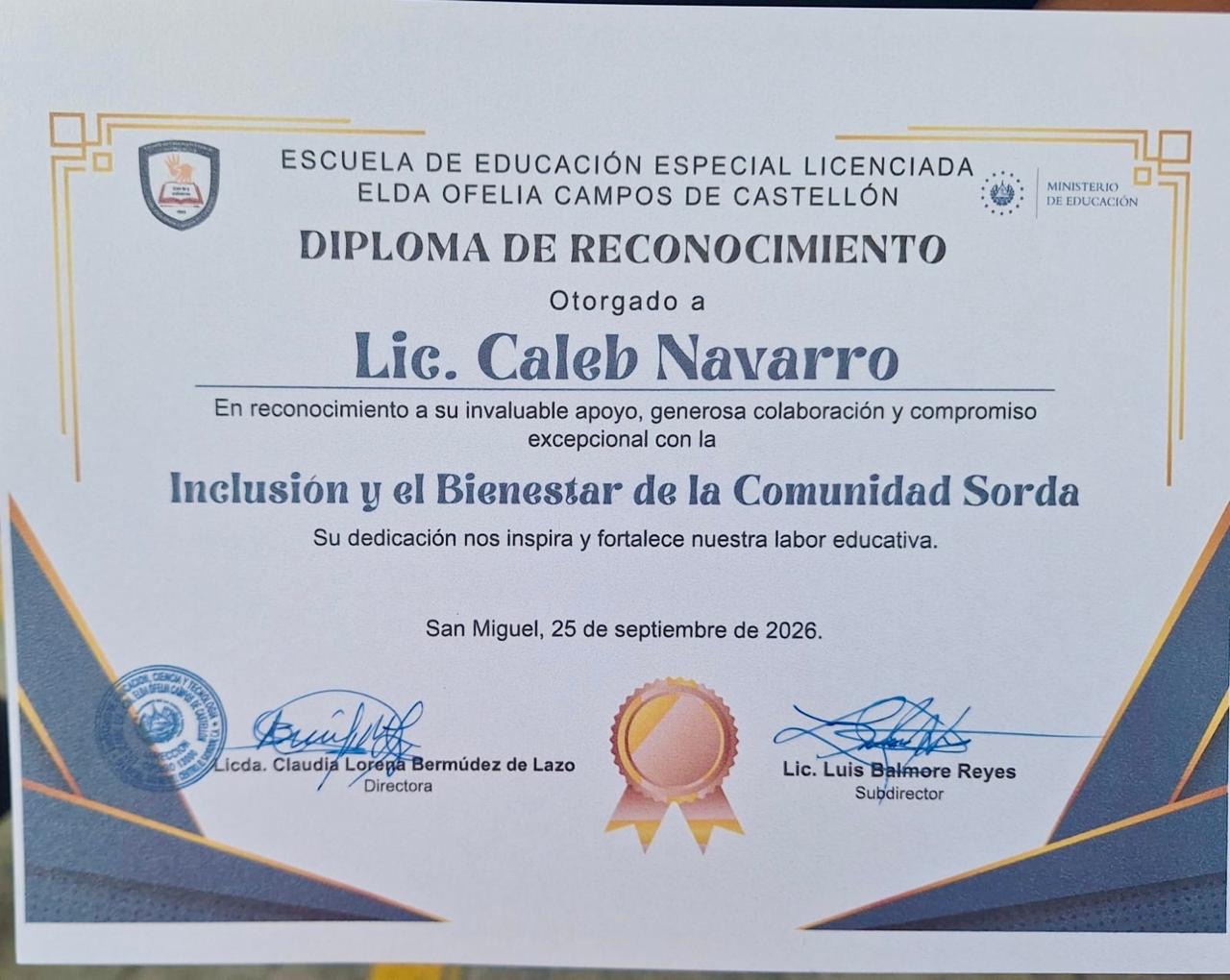 Diploma de reconocimiento otorgado a Caleb Navarro por su apoyo y compromiso con la inclusión y el bienestar de la comunidad sorda.