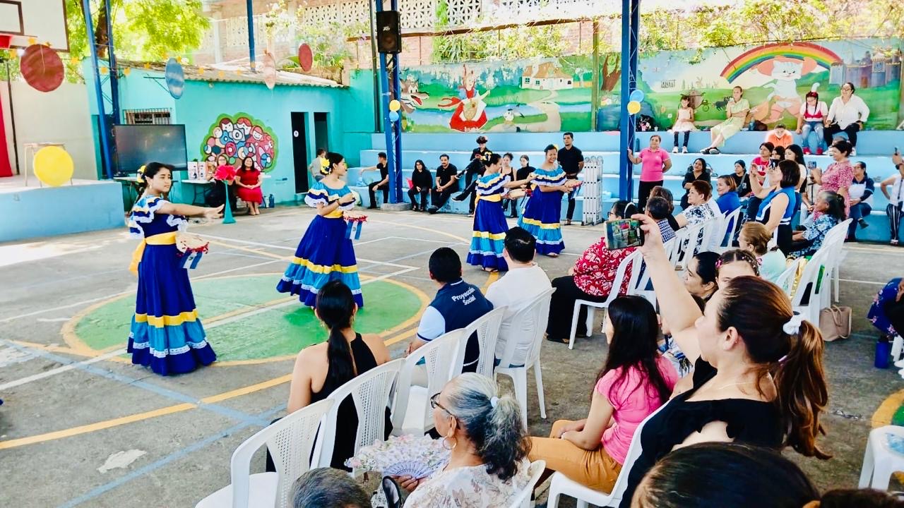Estudiantes y comunidad educativa participan en conmemoración por los derechos de las personas sordas en San Miguel.