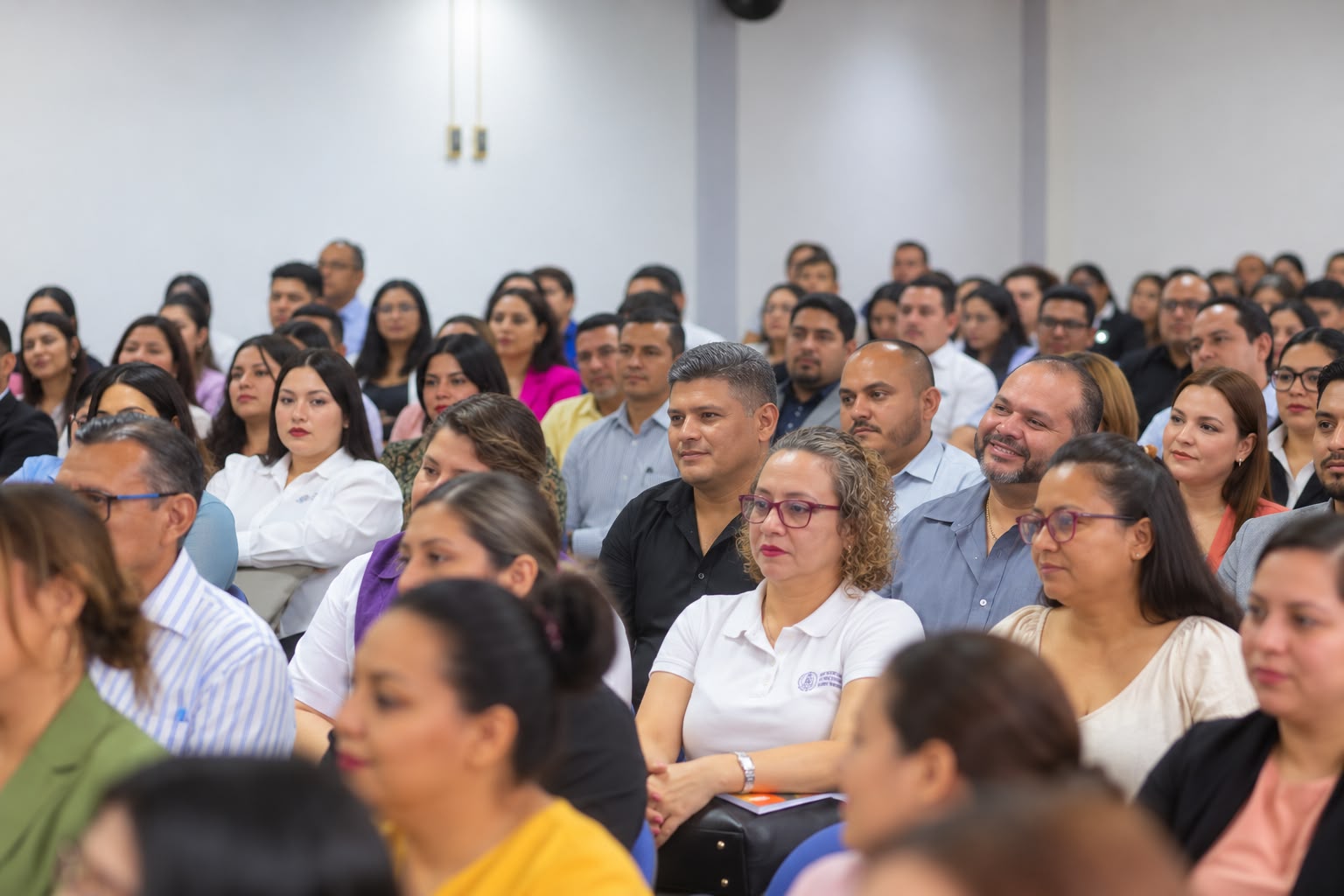 Caleb Navarro comparte con profesionales del derecho durante el inicio del Diplomado de Preparación para el Examen de Suficiencia Notarial en San Miguel.