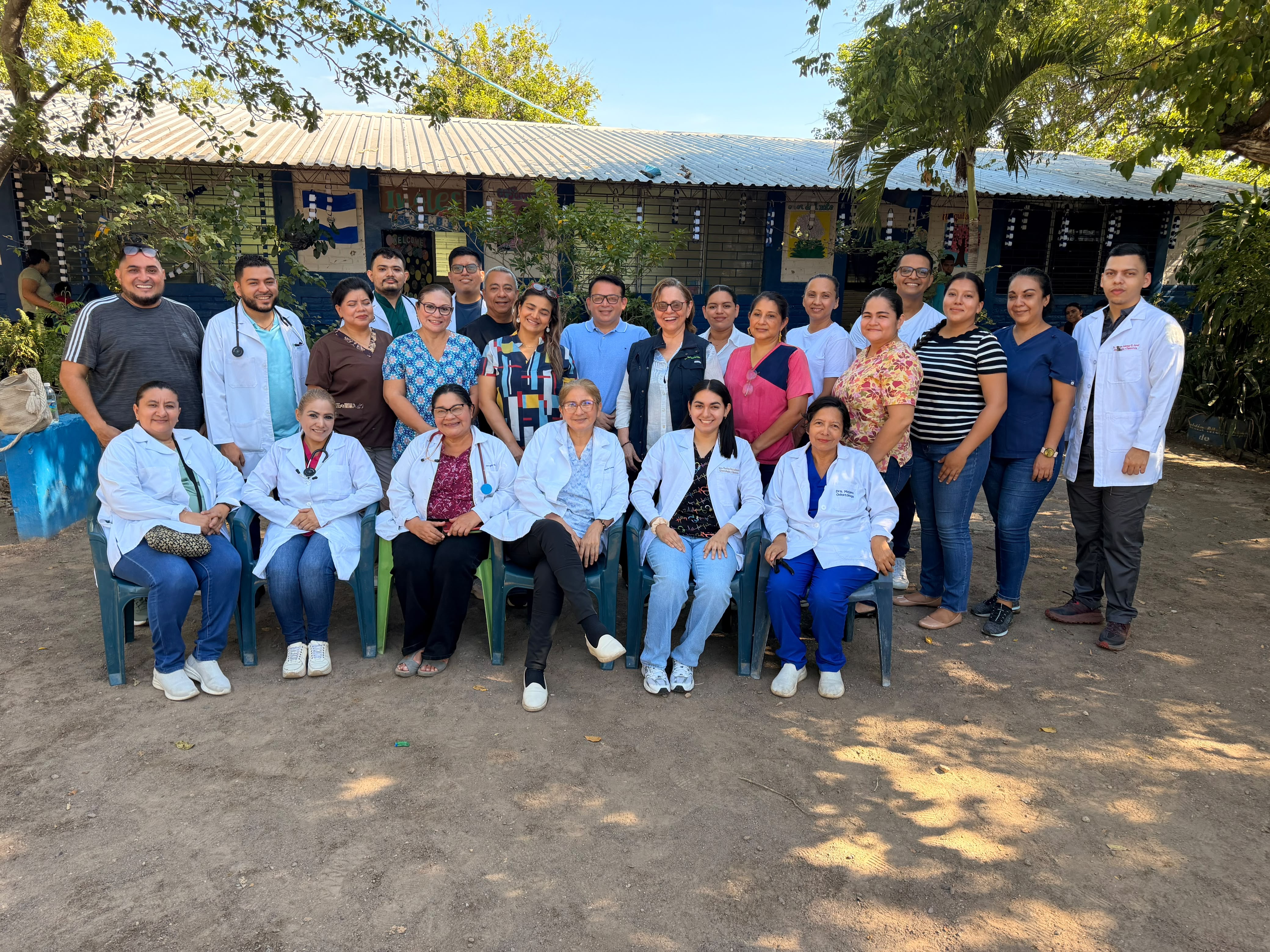 Caleb Navarro durante brigada médica para familias de San Miguel Norte con atención en distintas especialidades de salud.