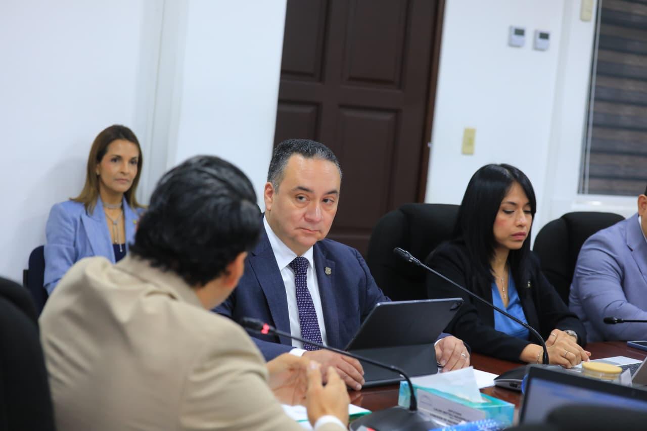 Diputado Caleb Navarro participa en el estudio de iniciativas de amnistía fiscal, fronteras y presupuesto de seguridad en la Comisión de Hacienda.