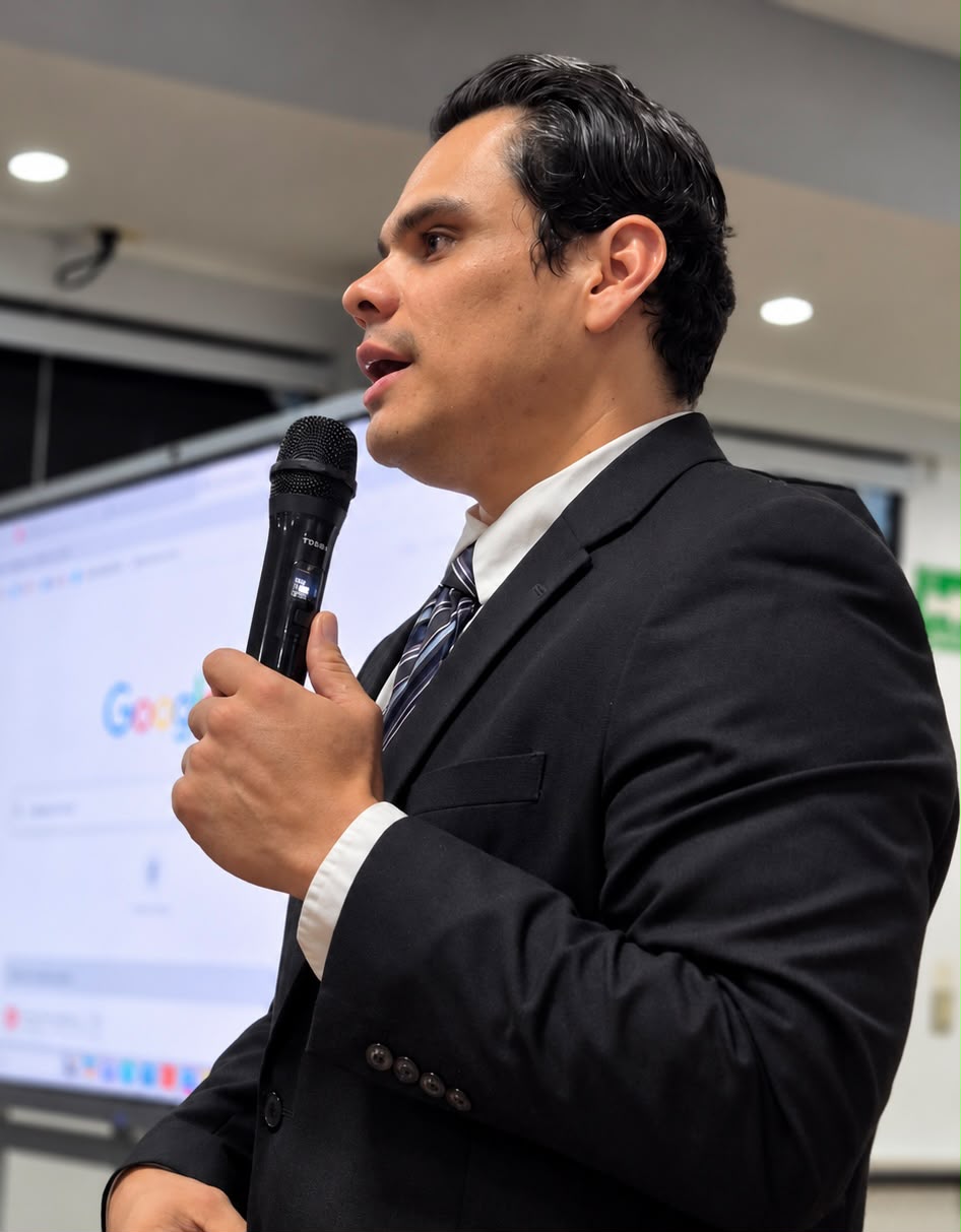 Diputado Caleb Navarro durante la segunda sesión del Diplomado de Preparación para el Examen de Suficiencia Notarial en la Universidad Dr. Andrés Bello, San Miguel, con la participación de profesionales del Derecho.
