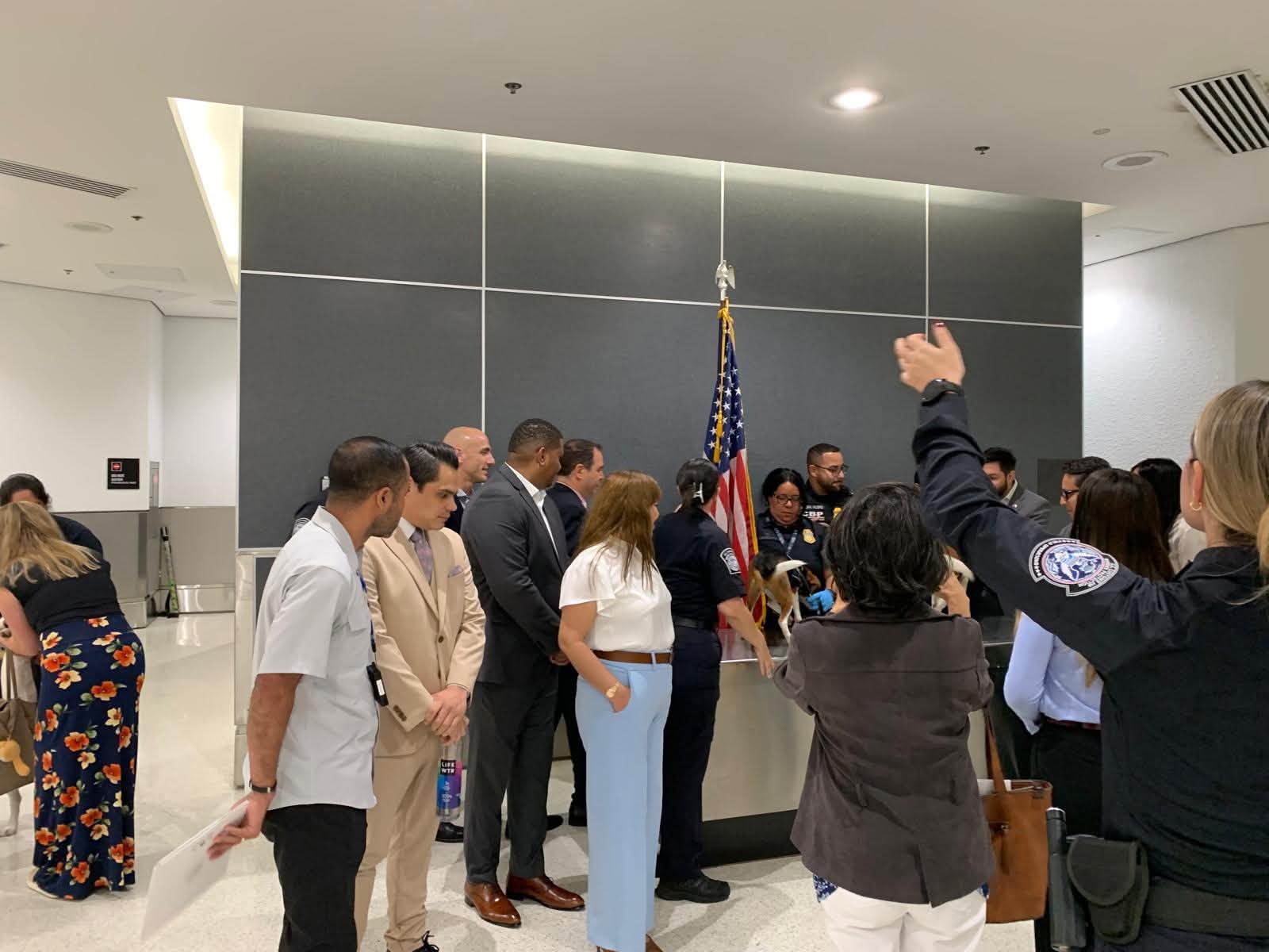 Caleb Navarro durante visita a U.S. Customs and Border Protection en el Aeropuerto Internacional de Miami como parte del IVLP 2026.