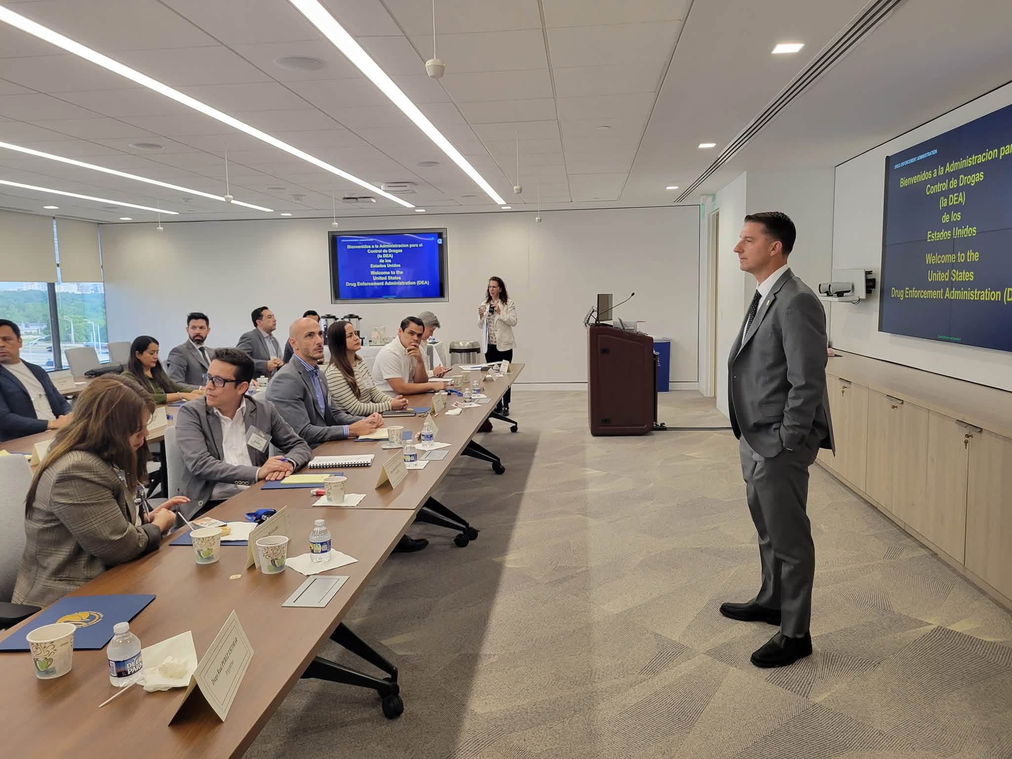 Caleb Navarro fortalece cooperación contra el narcotráfico durante visita a la DEA en el IVLP 2026