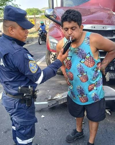 Diputado Caleb Navarro preside la Comisión de Seguridad Nacional y Justicia durante el análisis de las reformas de tránsito en El Salvador.
