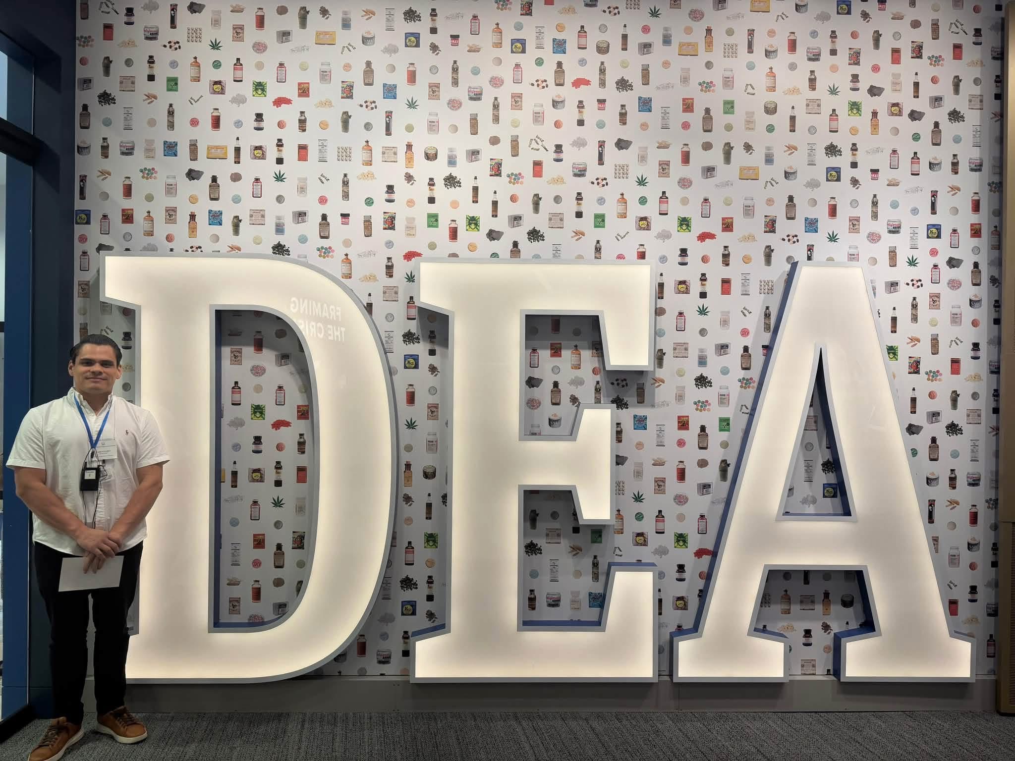 Caleb Navarro durante visita a la DEA como parte del International Visitor Leadership Program IVLP 2026 en Estados Unidos.