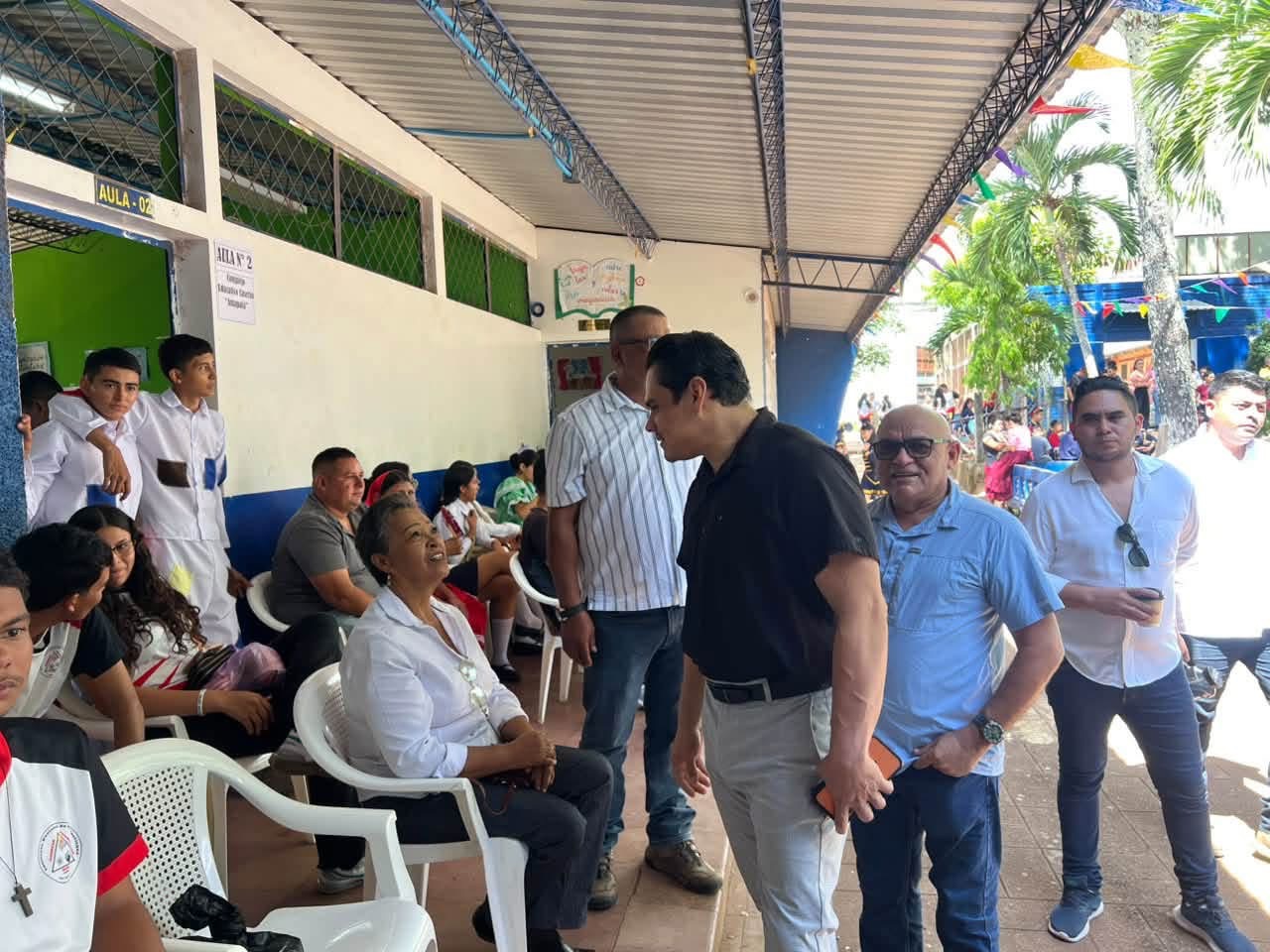 Caleb Navarro comparte con familias y asistentes durante el Festival de Danza Folclórica en Ciudad Barrios, San Miguel.
