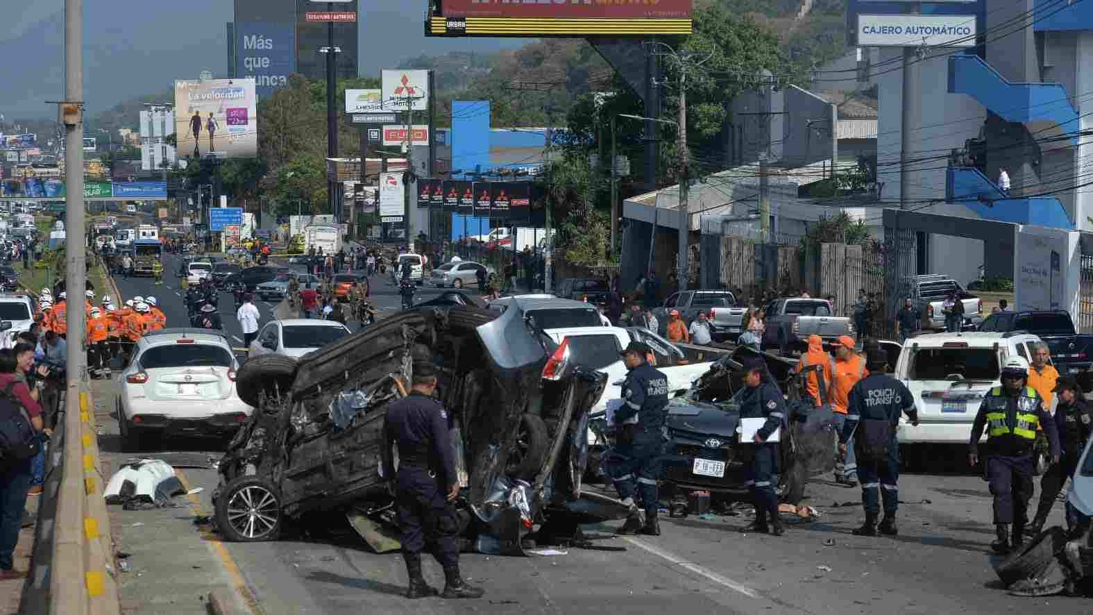 Diputado Caleb Navarro preside la Comisión de Seguridad Nacional y Justicia durante el análisis de las reformas de tránsito en El Salvador.