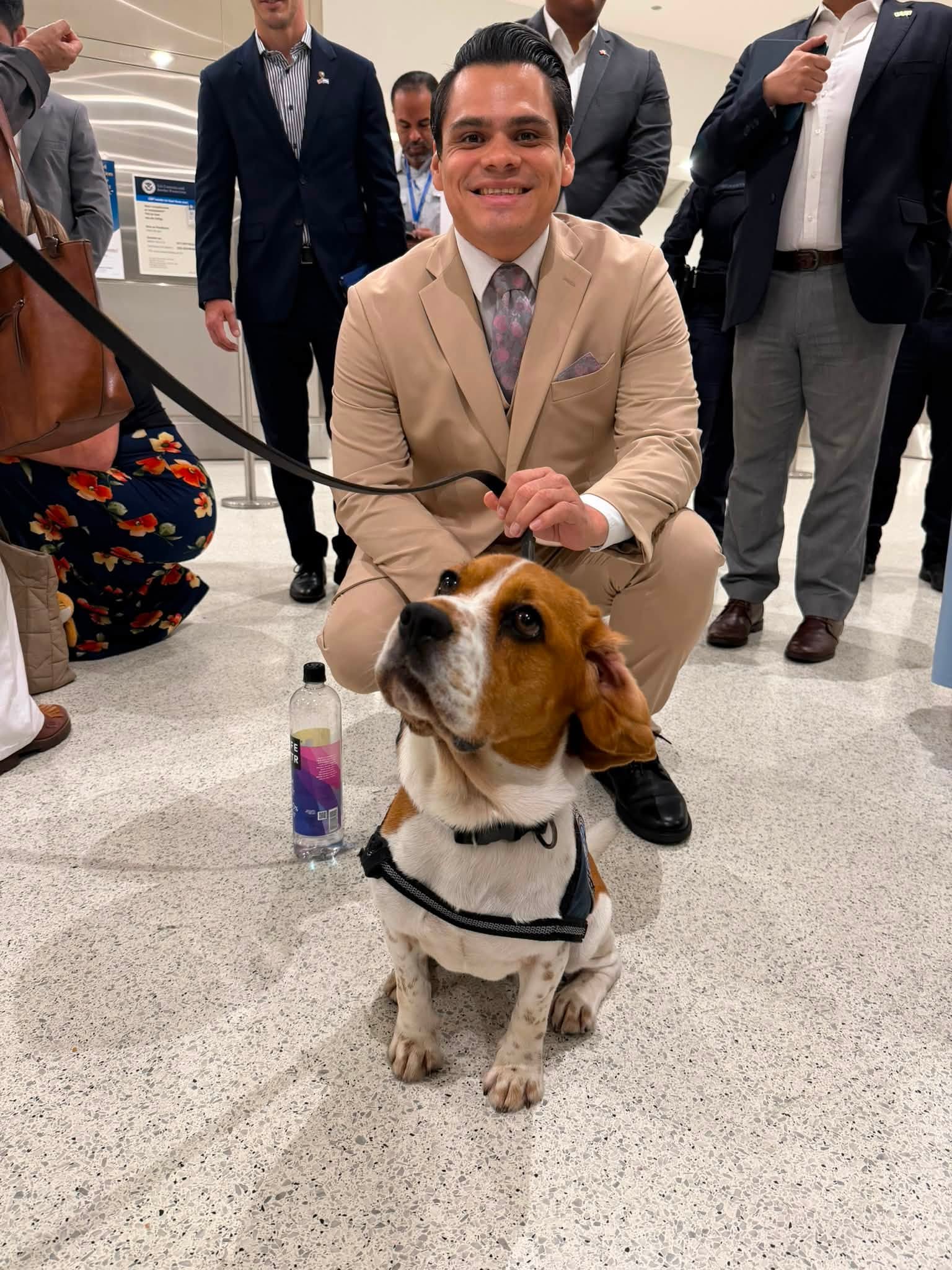 Caleb Navarro durante visita a U.S. Customs and Border Protection en el Aeropuerto Internacional de Miami como parte del IVLP 2026.