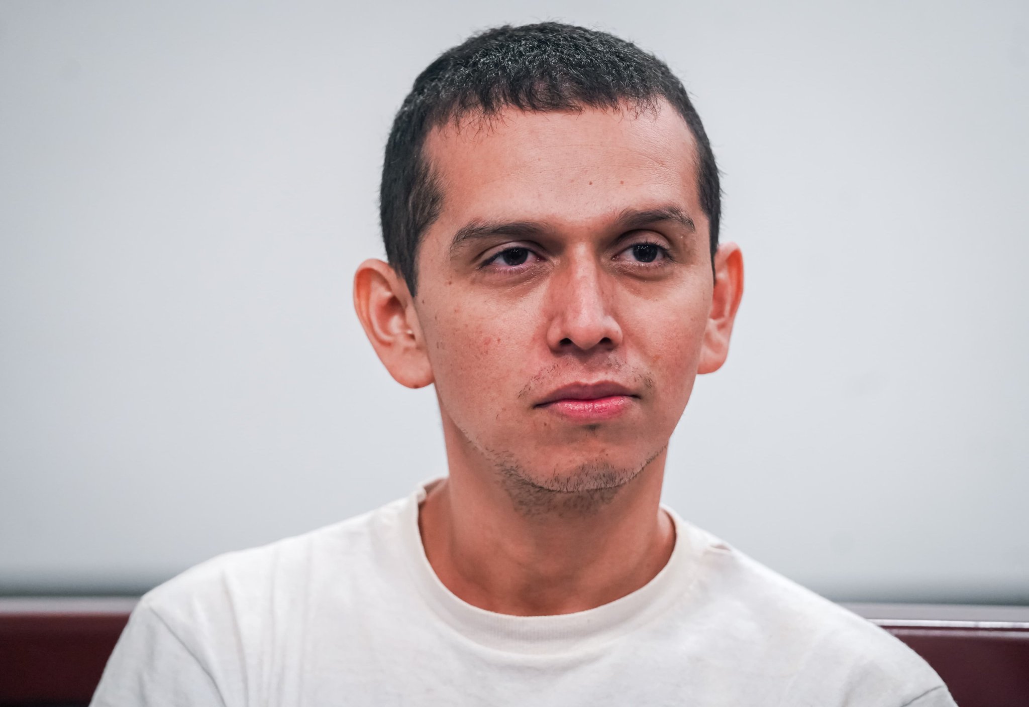 Carlos Arturo Herrera Castro ante un tribunal salvadoreño durante el proceso que culminó con la primera condena de prisión perpetua en El Salvador.