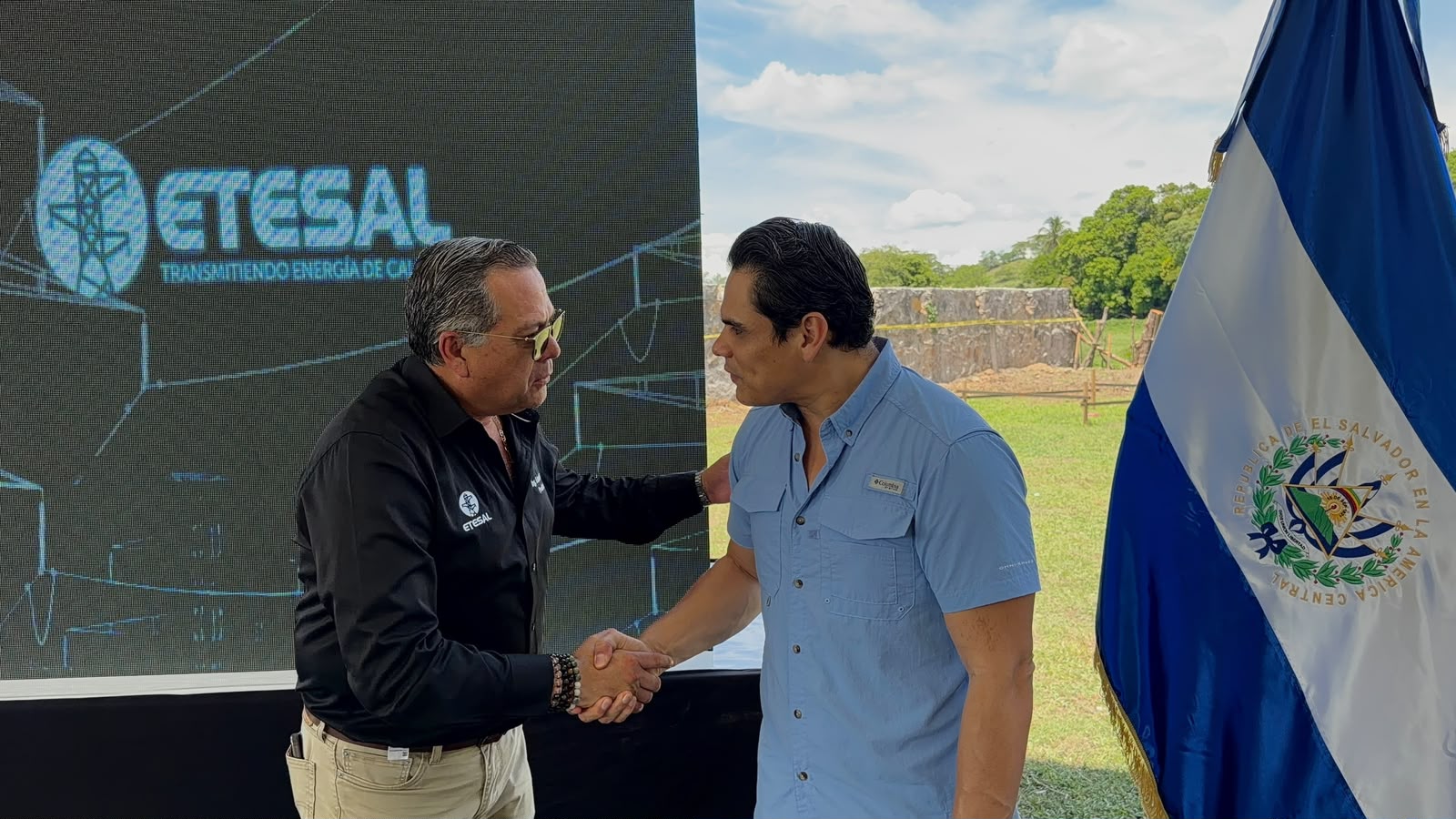 Caleb Navarro saluda a Edwin Núñez durante el evento de la Línea de Transmisión San Miguel-Morazán