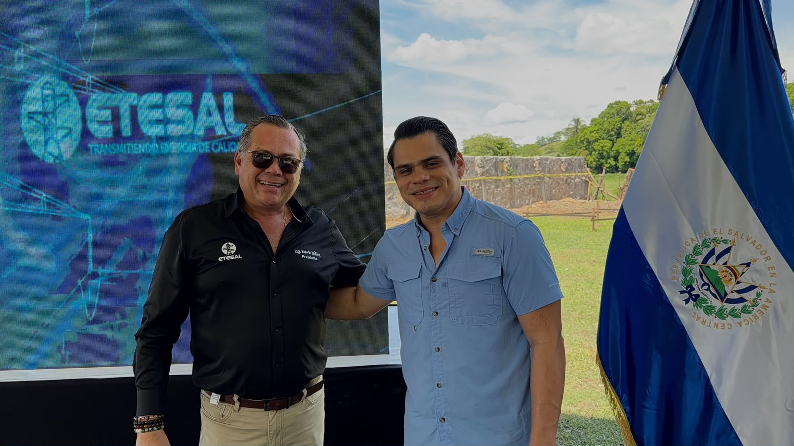 Caleb Navarro junto a Edwin Núñez, presidente de ETESAL