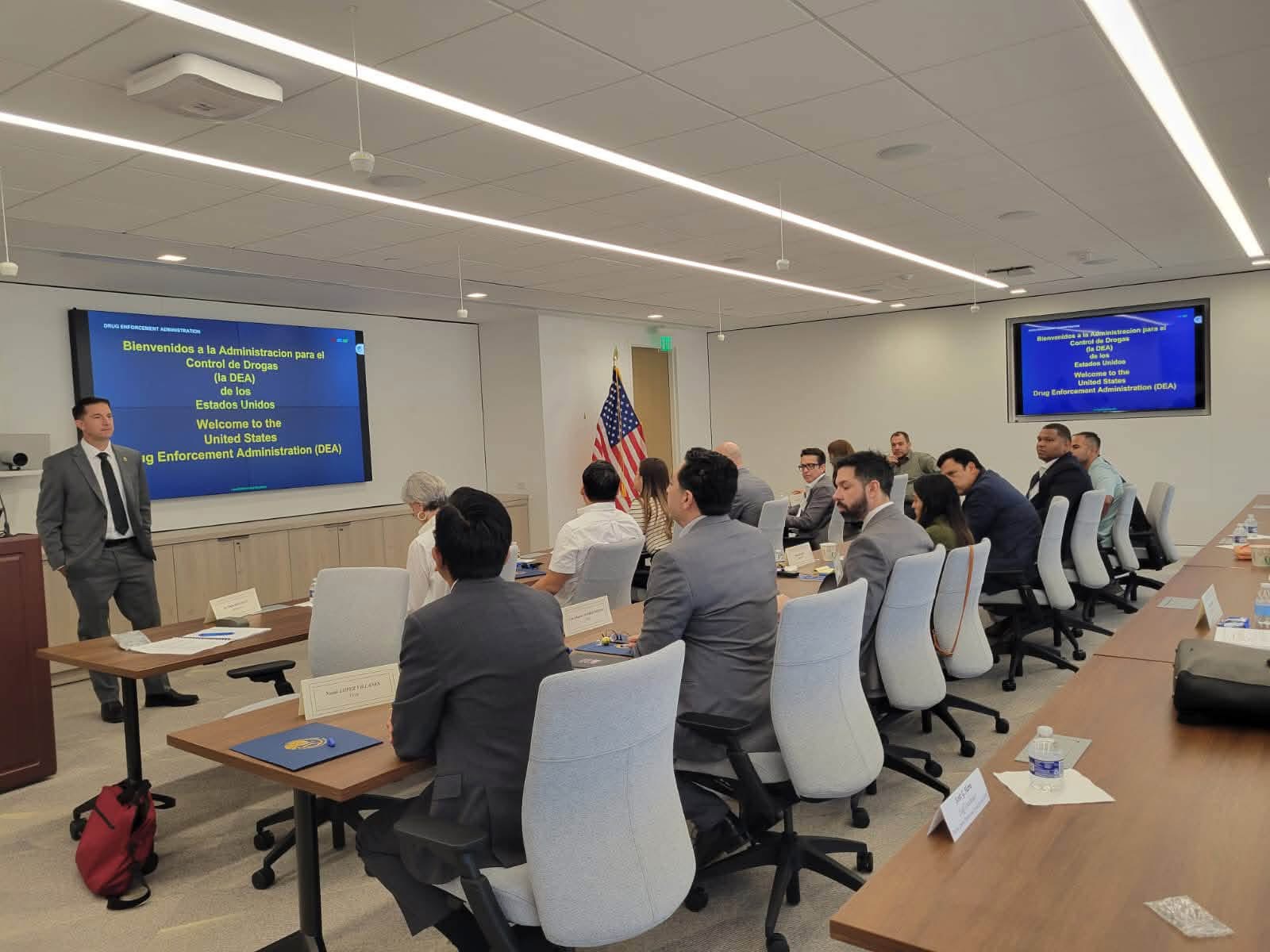 Caleb Navarro fortalece cooperación contra el narcotráfico durante visita a la DEA en el IVLP 2026