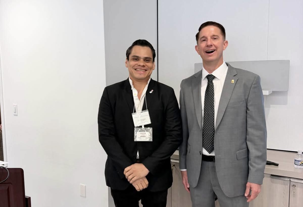 Caleb Navarro durante visita a la DEA como parte del International Visitor Leadership Program IVLP 2026 en Estados Unidos.