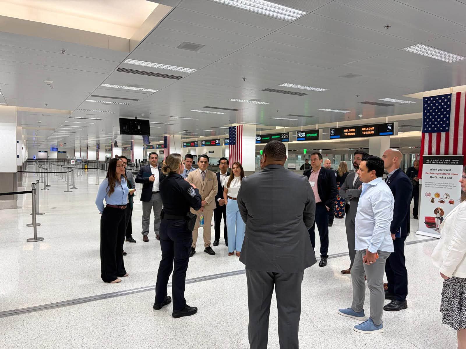Caleb Navarro durante visita a U.S. Customs and Border Protection en el Aeropuerto Internacional de Miami como parte del IVLP 2026.