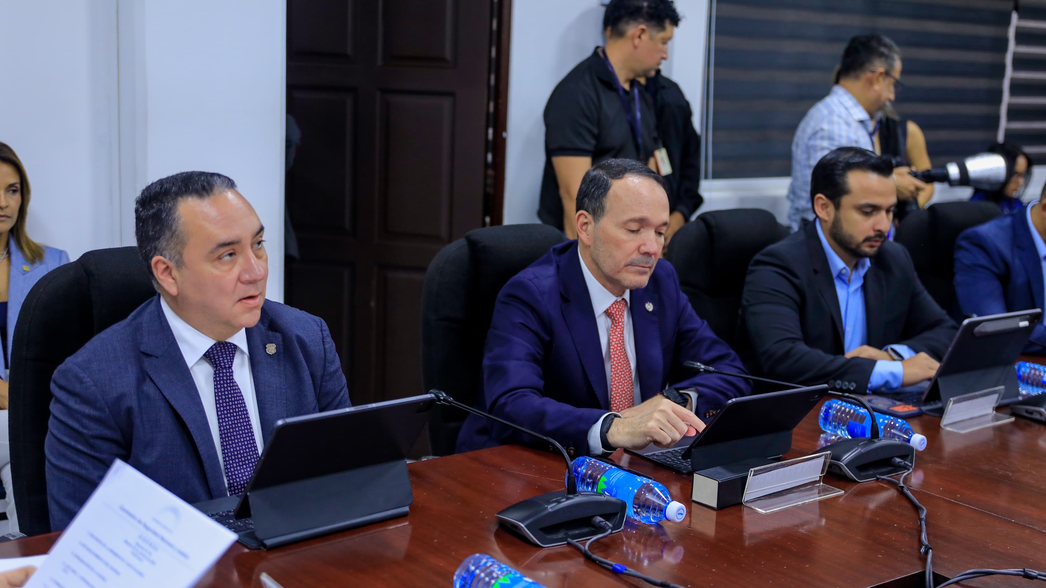Diputado Caleb Navarro preside la Comisión de Seguridad Nacional y Justicia durante el análisis de las reformas de tránsito en El Salvador.