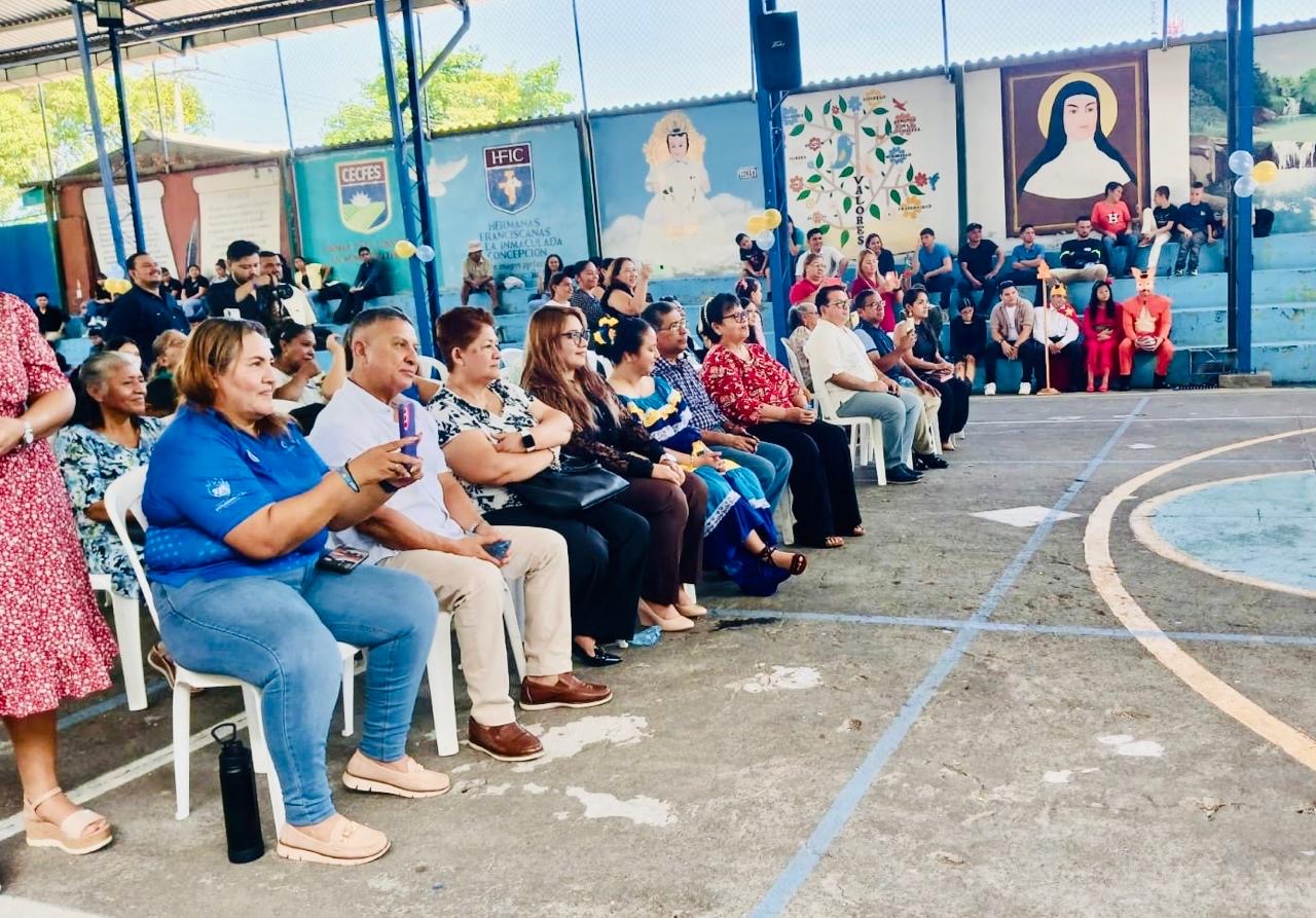 Comunidad educativa participa en la conmemoración dedicada a los derechos de las personas sordas en San Miguel.