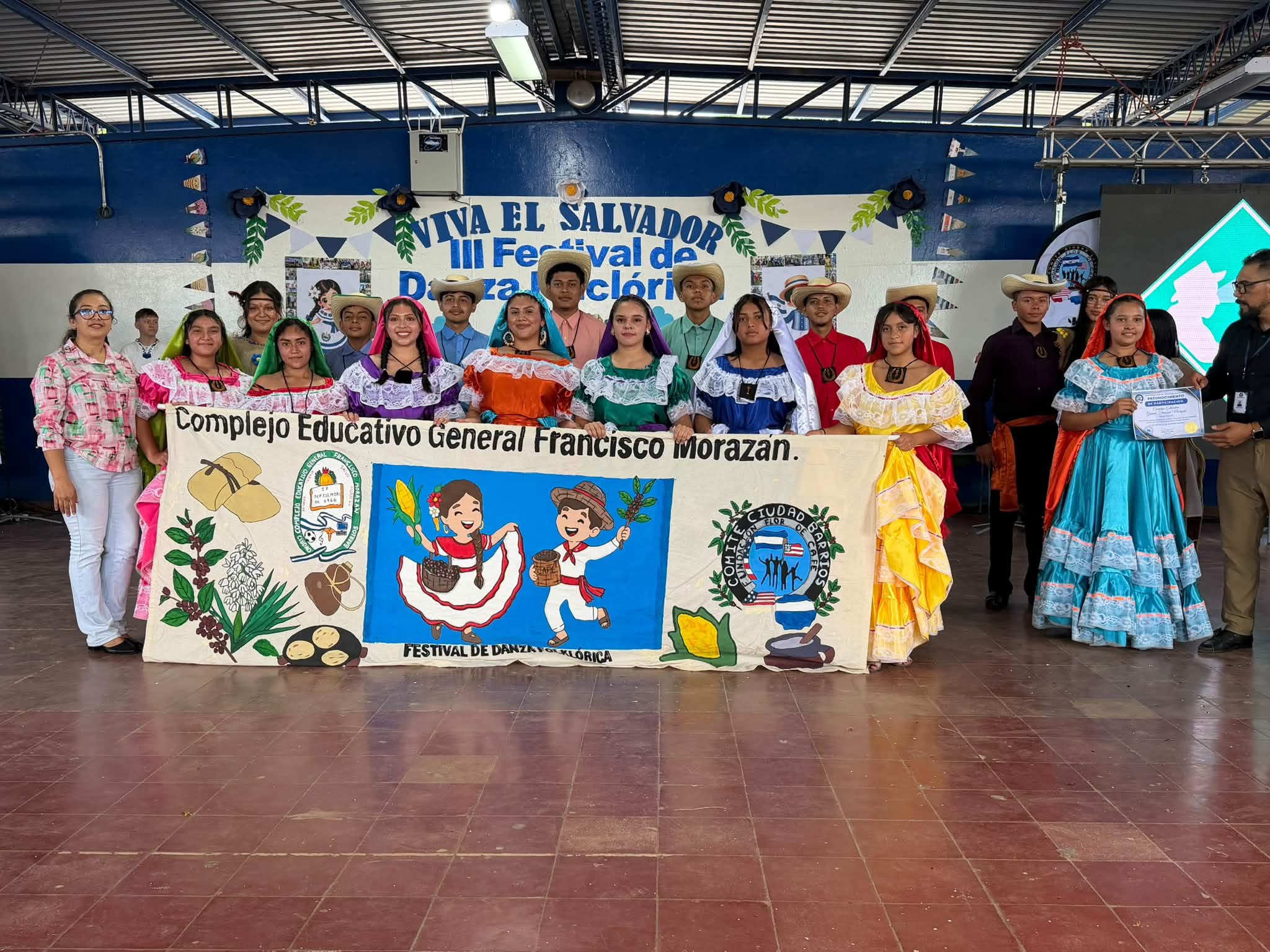 Estudiantes del Complejo Educativo General Francisco Morazán participan en el Festival de Danza Folclórica de Ciudad Barrios.