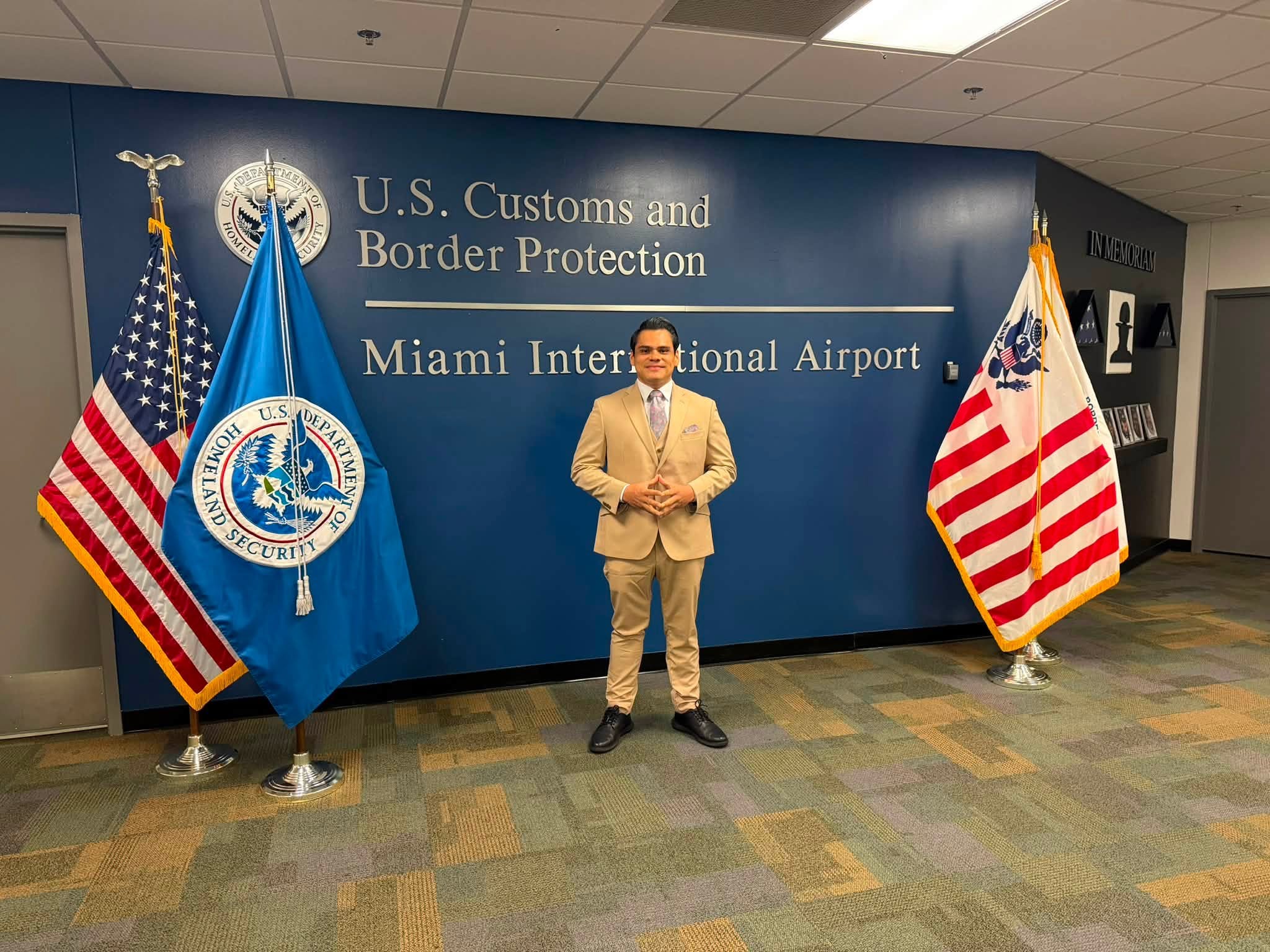 Caleb Navarro durante visita a U.S. Customs and Border Protection en el Aeropuerto Internacional de Miami como parte del IVLP 2026.