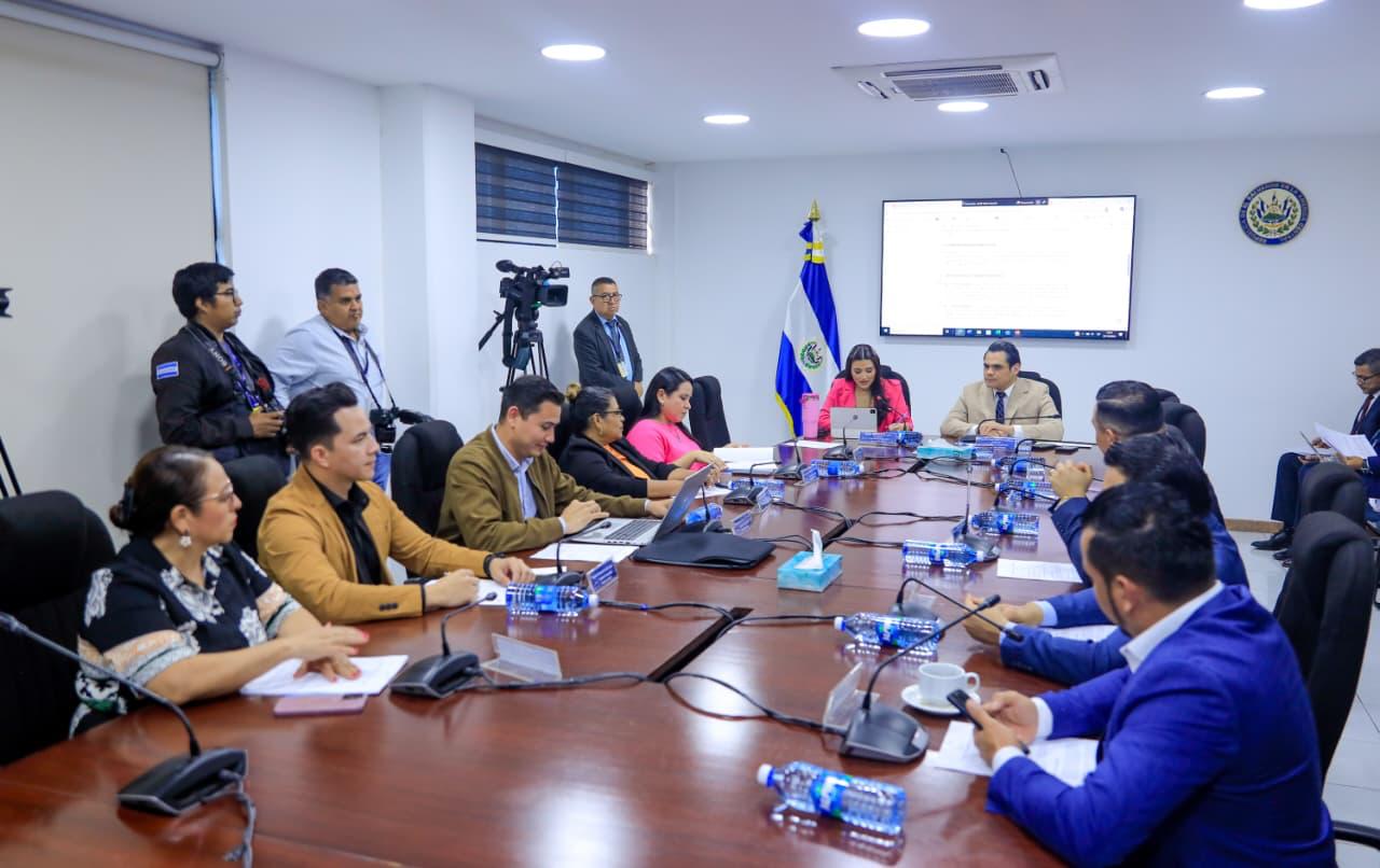 Diputado Caleb Navarro participa en el estudio de iniciativas de amnistía fiscal, fronteras y presupuesto de seguridad en la Comisión de Hacienda.