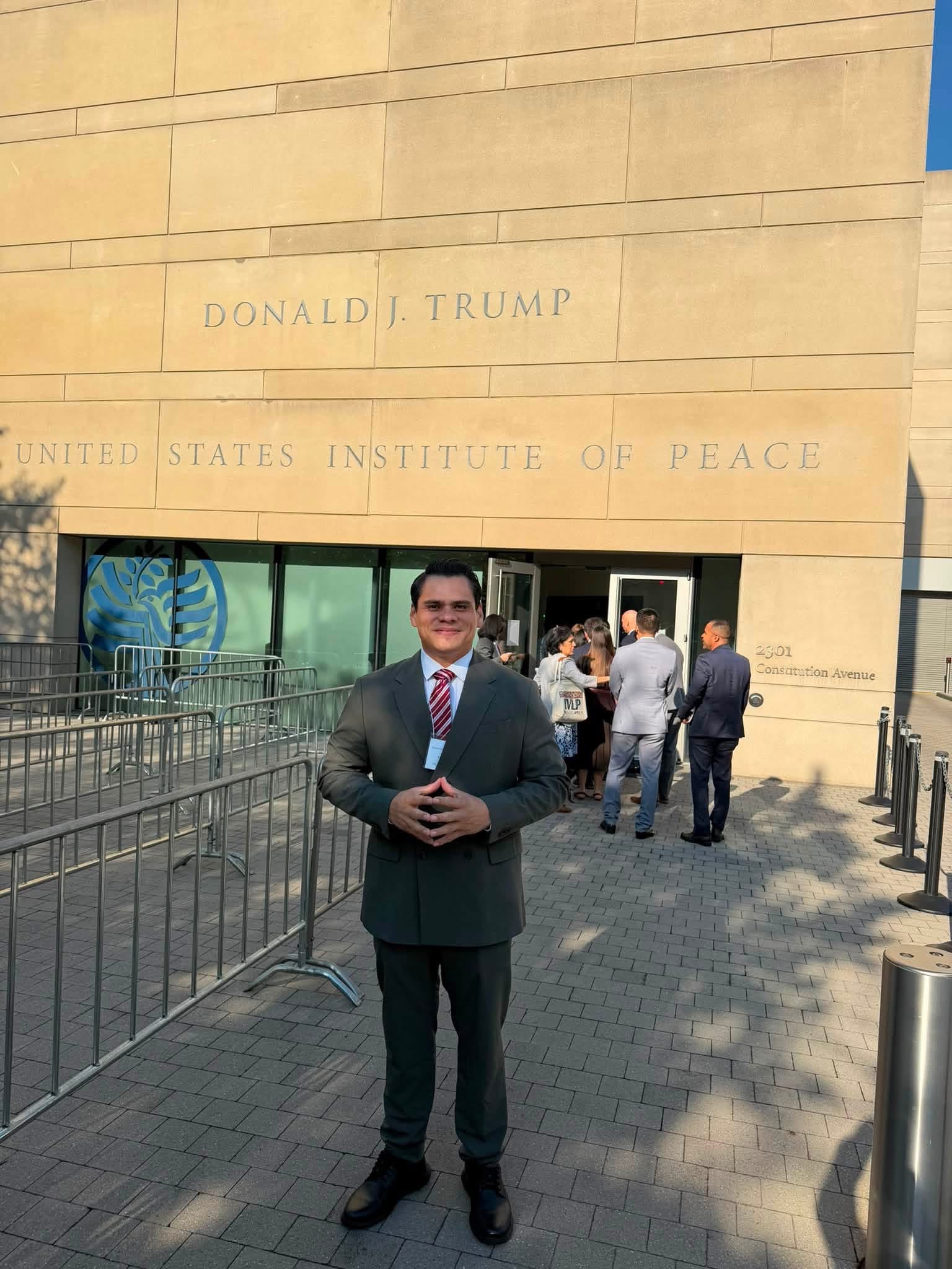 Caleb Navarro durante una jornada del IVLP 2026 con el Departamento de Estado de Estados Unidos y representantes del FBI en Washington D.C.